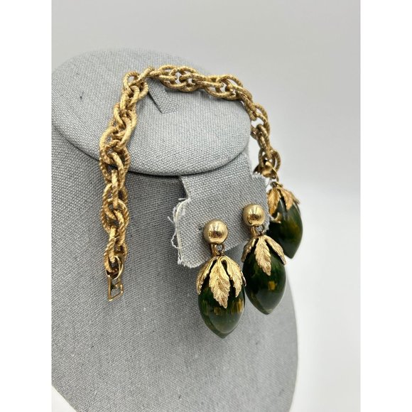 Vintage Signed NAPIER Bakelite Charm Green Acorn Bracelet Clip On Earrings Set - Picture 3 of 11